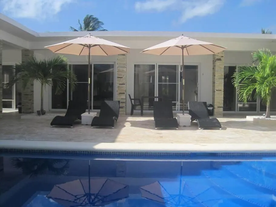 Villa Palmas Doradas 카바레테 0*,